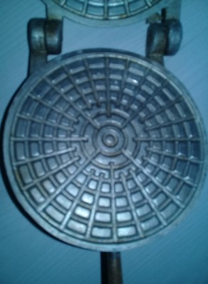 Forma de prajituri Comunista/Ceausista,masiva,brate flexibile,inchide foarte B foto