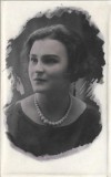 P3003N Portret de t&acirc;nără cu mărgele, studio Foto Select, Dorohoi, perioada interbelică