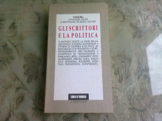 GLI SCRITTORI E LA POLITICA (CARTE IN LIMBA ITALIANA) foto