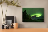 Tablou Canvas, "Aurora boreală deasupra pădurii misterioase", Luminiscență, Cer, Aurore, Noapte, Natură, Peisaj, Stele, Pădure, Lumină, Verde, 39 x 26
