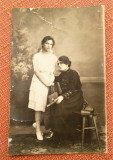 Femei in tinuta de epoca - Fotografie tip carte postala datata 1921, Alb-Negru, Romania 1900 - 1950, Portrete