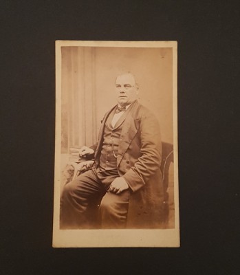 Portret Bărbat . Studio Victorian. Fotografie carte de vizită veche Anglia foto