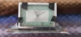 Ceas de masă Art Deco ANII 1930 , NU FUNCTIONEAZA , GEAMUL SE DESPRINDE DIN RAMA , LIPSA TREI BUTOANE .
