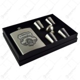Set plosca cu palnie si 4 pahare din inox is cutie eleganta cu captuseala. cu decor embosat &ndash; A legjobb nagytat&aacute;nak