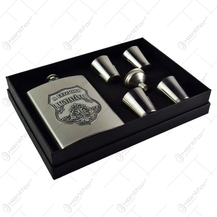Set plosca cu palnie si 4 pahare din inox is cutie eleganta cu captuseala. cu decor embosat &ndash; A legjobb nagytat&aacute;nak