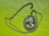 F591-Medalion oval Marylin Monroe in metal alb foto cu semnatura actritei.