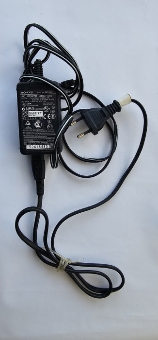 ALIMENTATOR, INCARCATOR SONY AC-LS5 LA 4,2 V -1,5A .