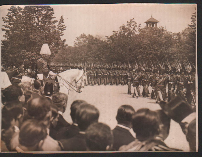 Fotografie: REGELE CAROL II LA PARADA MILITARA DIN ANUL 1933