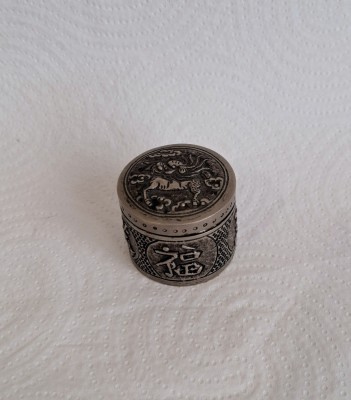Cutie de opiu - repousse foto