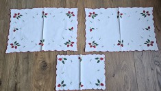 TREI CENTRE DE MASA VINTAGE DIN BUMBAC CU APLICATII SI BRODERIE MANUALĂ