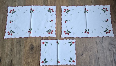 TREI CENTRE DE MASA VINTAGE DIN BUMBAC CU APLICATII SI BRODERIE MANUALĂ foto