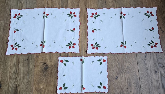 TREI CENTRE DE MASA VINTAGE DIN BUMBAC CU APLICATII SI BRODERIE MANUALĂ