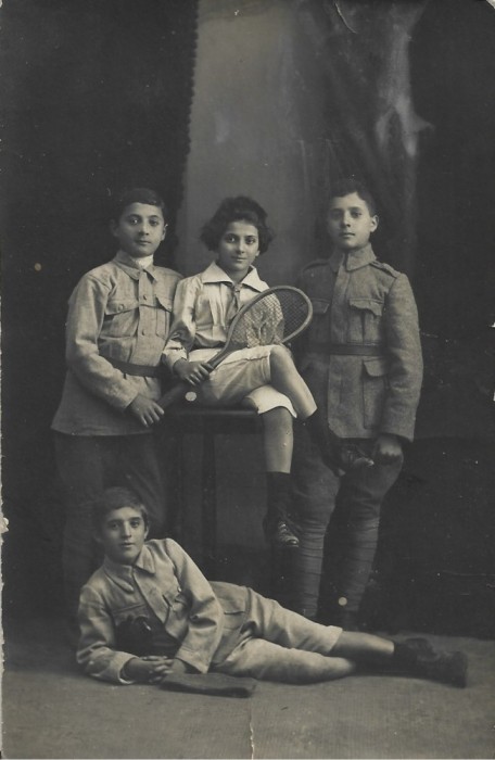 P2315N Băieți &icirc;n uniforme militare rom&acirc;nești model 1912 și 1916, anul 1919