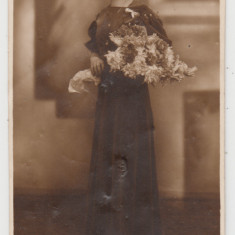 M1 B 7 - FOTO - Fotografie foarte veche - doamna cu flori - anul 1936