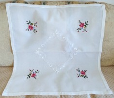 Fata de masa Vintage din bumbac cu broderie manuala in cruciulite si tiv lucrat manual pe fir.