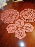 Set 6 piese mileuri rotunde roz crosetate manual decor mobila centru de masa fata de masa rotunda mileu