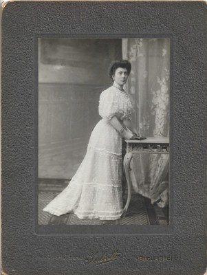 A3466N Doamnă &amp;icirc;n ținută de epocă, studio Julietta, Bucuresci foto