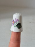 Degetar vechi din porțelan Aristocrat Bone China England &ndash; Model Violete / Toporași, Obiect de Colecție / Memorabilia, &Icirc;nălțime 3cm