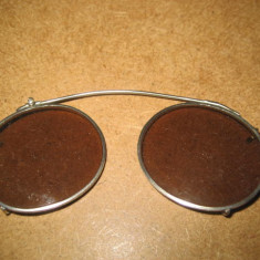 A105-Ochelari vechi metal sistem arc sticla maro fumurie.