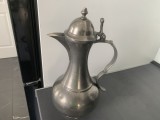 Imensă carafă veche,realizată din cositor,marcată Rein Zinn 92%,cu capac articulat și m&acirc;ner decorativ,&icirc;naltă 29 cm,de colecție/decor.