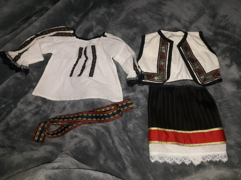 Costum traditional vechi pt.copii 4 piese-superb,IE/ILIC/FUSTA/BRAU,de | Okazii.ro