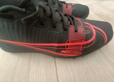 V&amp;acirc;nd adidasi Nike mercurial foto