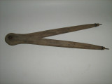 Compas vechi din lemn - instrument de colectie