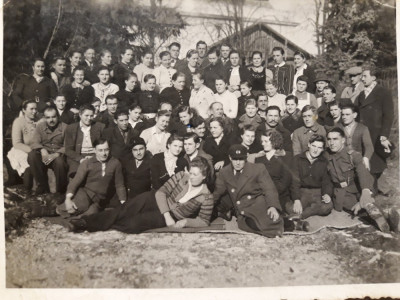 FOTOGRAFIE VECHE 1946 -GRUP DE PERSOANE -VERSO SEFUL LAGARULUI MFH -TRANSILVANIA foto