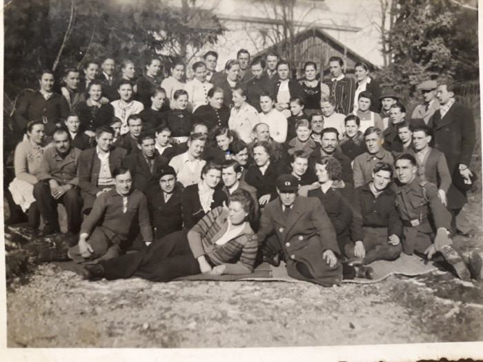 FOTOGRAFIE VECHE 1946 -GRUP DE PERSOANE -VERSO SEFUL LAGARULUI MFH -TRANSILVANIA