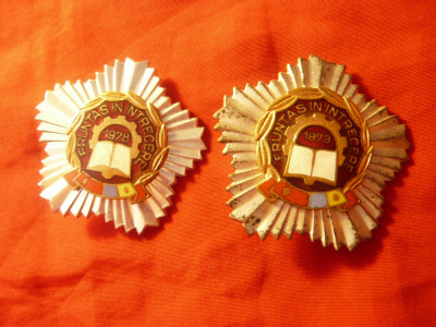 Set 4 Insigne Fruntas in Intrecere 1973 .&amp;#039;76 ,78&amp;#039;,&amp;#039;80 metal si email , d= 4,5cm foto