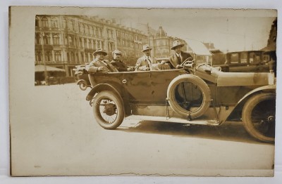 BARBATI IN AUTOMOBIL DE EPOCA , IN ORAS , FOTOGRAFIE TIP CARTE POSTALA , INCEPUTUL SEC. XX foto