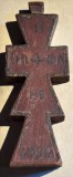 PRISTOLNIC , PECETAR / SIGILIU VECHI PENTRU PRESCURI(INITIALE RITUALICE )/ PIESA VECHE DIN LEMN DE TEI (DATAT:1933 ))/ Dim. 160 X 60 X 35 mm.