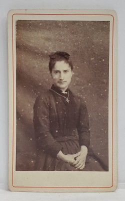 TANARA CU PARUL SCURT , FOTOGRAFIE C.D.V. , SFARSITUL SEC. XX foto