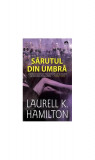 Sărutul din umbră (Vol. 1) - Paperback brosat - Laurell K. Hamilton - Leda