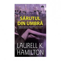 Sărutul din umbră (Vol. 1) - Paperback brosat - Laurell K. Hamilton - Leda