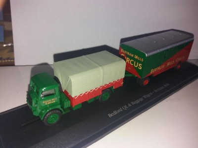 Macheta Bedford QL &amp;amp; Baggage Wagon - Bertram Mills scara 1:76 foto