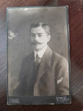 Fotografie barbar cu mustata, pe carton, sfarsit de secol XIX