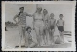 Fotografie, Mame cu copii, la plaja pe Litoralul romanesc, 1959