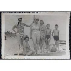 Fotografie, Mame cu copii, la plaja pe Litoralul romanesc, 1959