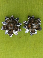 Pereche de sfesnice argintate, forma de floare