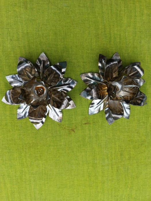 Pereche de sfesnice argintate, forma de floare