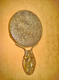 8605-Oglinda mica dama bronz. Lungime 11.5 cm, diam. 6.5 cm.