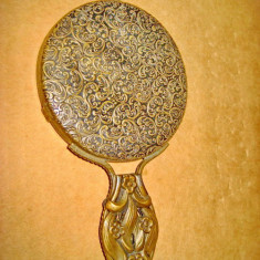 8605-Oglinda mica dama bronz. Lungime 11.5 cm, diam. 6.5 cm.