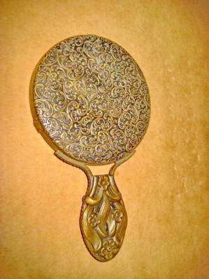 8605-Oglinda mica dama bronz. Lungime 11.5 cm, diam. 6.5 cm. foto
