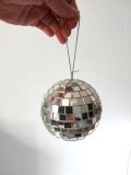 DD - Disco ball - glob cu oglinzi mici tip globurile de sticla din anii 80, dimensiune mica: cca 10cm diametru