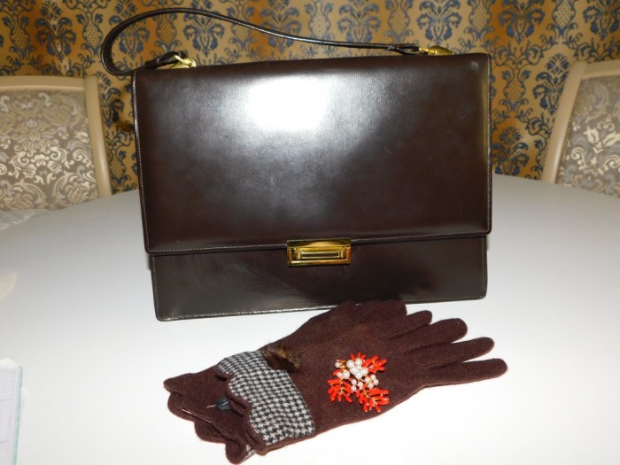 Poseta vintage 1960 piele naturala , cadpu manusi noi si brosa noua