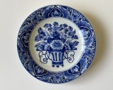 Farfurioara din portelan olandez DELFT, pictata manual cu motive florale