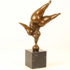 Gimnasta-statueta moderna din bronz pe un soclu din marmura SL-53