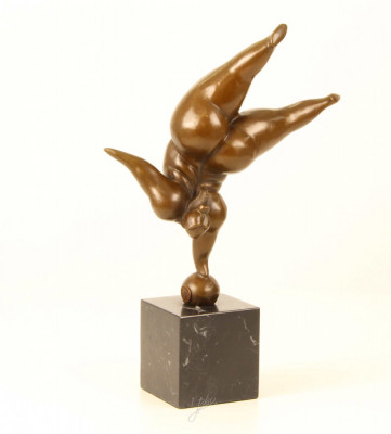 Gimnasta-statueta moderna din bronz pe un soclu din marmura SL-53 foto