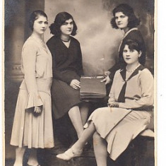 M1 F18 - FOTO - fotografie foarte veche - grup de domnisoare - 1930